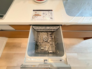 食器洗浄乾燥機は手洗いに比べて時間や労力を節約できます。また、高温のお湯で洗浄されるため、雑菌や細菌を殺菌する効果もあります。さらに、乾燥機能があるため、手で拭く手間も省け衛生的に保管できます。