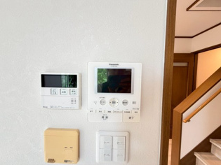 訪問者が来たときにテレビ画面で確認できるため、安心してドアを開けられます。録画機能があるものもあり、留守中に来訪者を記録しておくことができます。利便性が高く、セキュリティ面でも安心です。