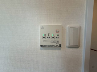 暖房機能があるため、冬場でも温かい浴室で入浴でき、乾燥機能があるため、水気を素早く取り除けます。また、換気機能があるため、湿気を素早く排出してカビや雑菌の発生を防ぐことができます。