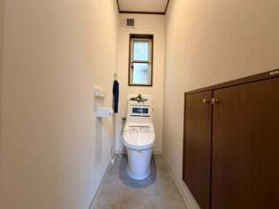 温水洗浄便座付トイレは温水洗浄機能により、暖かい水でおしりを洗浄することができ、冷たい水を使う従来の便座に比べ、温水洗浄機能で暖かいトイレを提供し、快適な使用を可能にします。