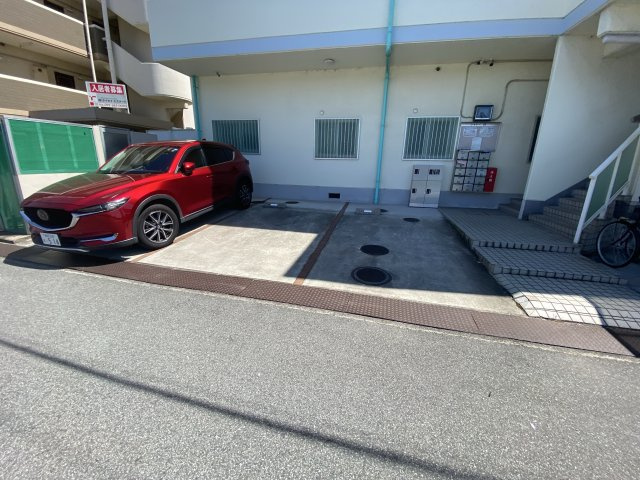 シャトー雅の駐車場