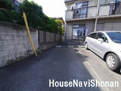 【駐車場】 | パインクレスト | 室内写真は同タイプ別室の写真です。現況と異なる部分については現況優先となります。