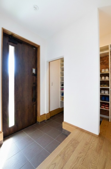 小山市大字横倉　新築戸建の玄関