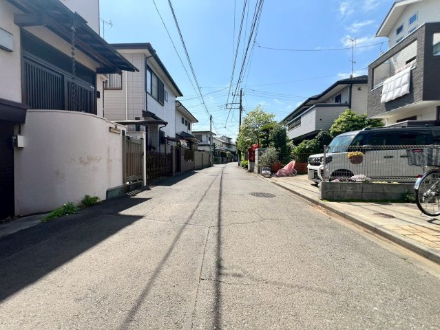 【前面道路含む現地写真】 | 東久留米市南沢２丁目　売地 | 落ち着いた時間が流れる低層住宅地、高い建物がなく開放的です