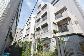 【外観】 | 手入れの行き届いた外壁やエントランスなど、「見ればわかる」レベルで清潔感を保ったマンションです。築年数を感じさせない姿で皆様をお出迎えします。～即日のご見学可能～　お問合せはお気軽にどうぞ。