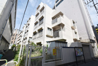 【外観】 | 手入れの行き届いた外壁やエントランスなど、「見ればわかる」レベルで清潔感を保ったマンションです。築年数を感じさせない姿で皆様をお出迎えします。～即日のご見学可能～　お問合せはお気軽にどうぞ。