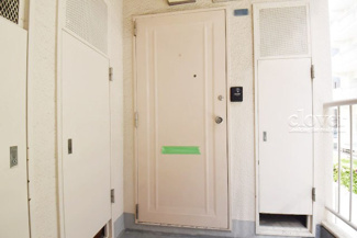 【その他共用部分】 | 皆様をお迎えする、お部屋の玄関ドア。開けやすさや開放角度、ドアノブの操作しやすさや鍵の形状などを、現地で一度ご確認ください。～即日のご見学可能～　お問合せはお気軽にどうぞ。