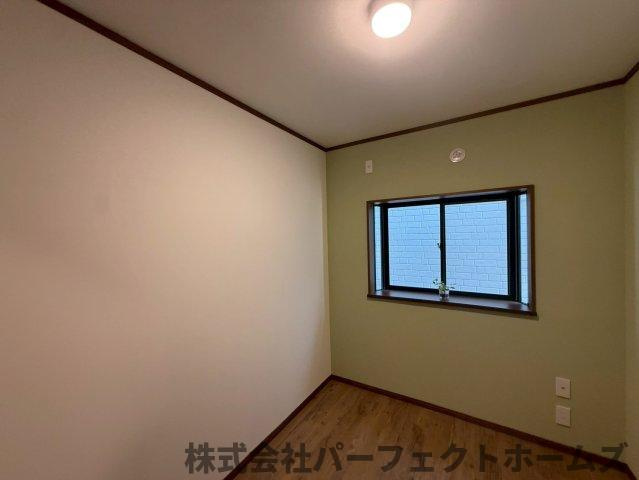 東香里3丁目戸建の洋室|明るい洋室です