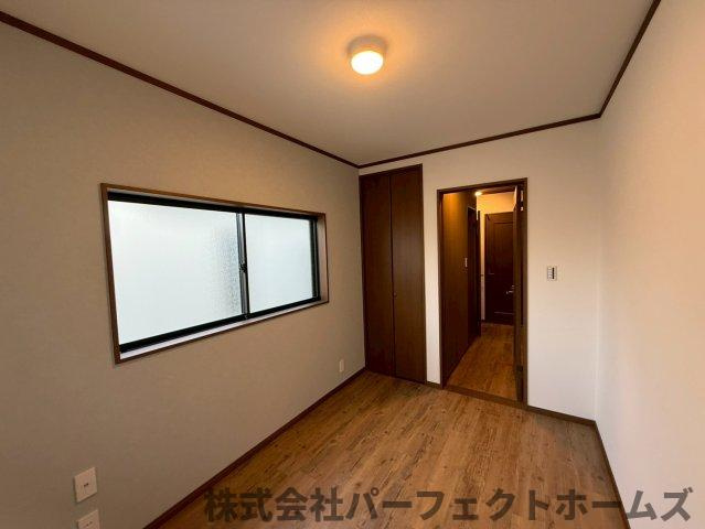 東香里3丁目戸建の洋室|明るい洋室です