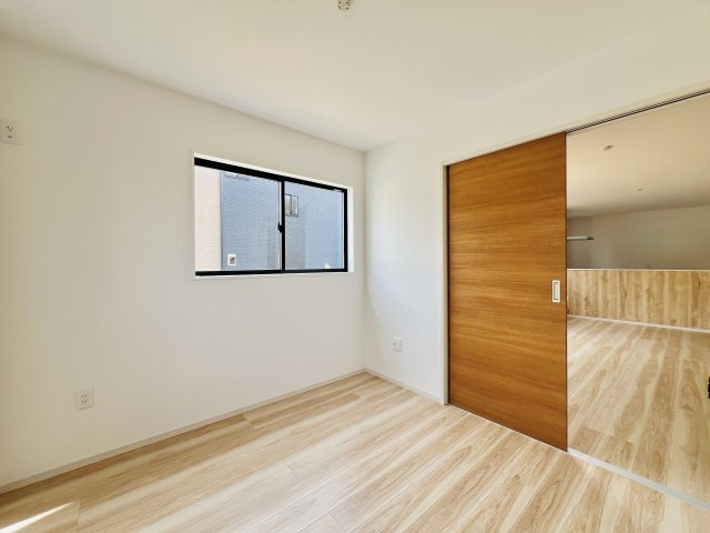 前橋市元総社町の洋室|リビングに隣接する洋室は、リビングと続け間で広々とした空間としても♪