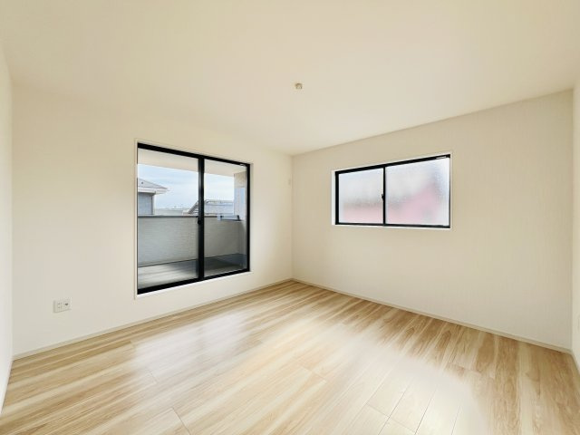 前橋市元総社町の洋室|9帖の洋室は、大きいベッドを設置してもゆとりのある空間♪