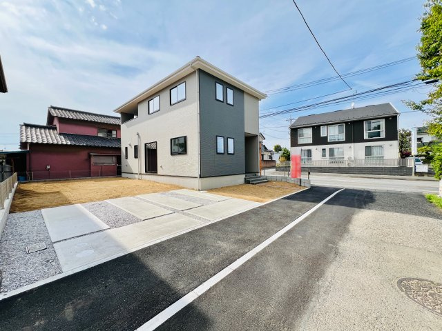 前橋市元総社町の前面道路含む現地写真|間口も広く、駐車も楽々♪