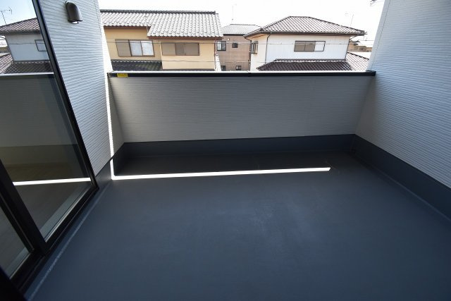 TERRACE　水戸市堀町　2期 　1のバルコニー|インナーバルコニーは洗濯物外干し派の強い味方！天気が変わりやすい季節の外出も安心です。外出が難しい日に出るだけでも気分転換になる、嬉しいスペースです。