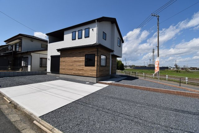 TERRACE　水戸市堀町　2期 　1の駐車場|駐車場は十分なスペース。ご家族それぞれが車をご所有の場合や、来客の際も安心です。
内覧可能です。ご予約はHPから、またお電話でもお気軽にどうぞ。