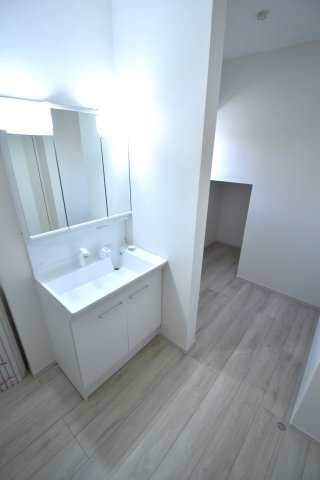 TERRACE　水戸市堀町　2期 　1の独立洗面台|シャンプードレッサー付き洗面台は、広めで使いやすい、お手入れが楽なデザイン。写真右奥はリネン庫です。階段下のスペースも利用しています。