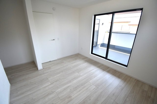 TERRACE　水戸市堀町　2期 　1の洋室|フローリングなので重い家具も置けます。カーテンと家具を揃えるなどして、お好みのインテリアを楽しむことができます。収納スペースは全室に配備しております。