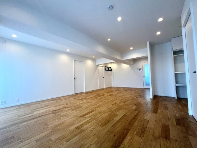 【居間・リビング】 | マンション茅ヶ崎 | LDK　約22.5帖（窓側から撮影）