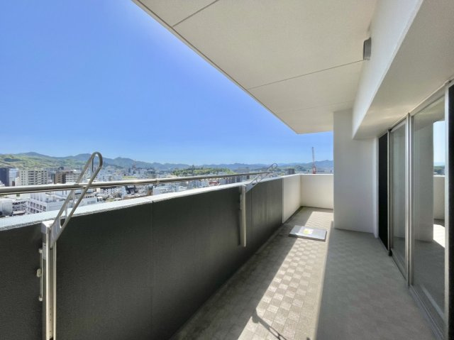 アルファステイツ高知駅前Ⅱのバルコニー|南側バルコニーです。最上階の南西角部屋で、高知城を臨める眺望です。夏には花火も楽しめます。