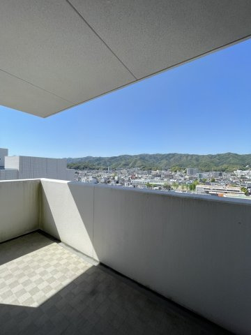 アルファステイツ高知駅前Ⅱのバルコニー|北西側洋室から出入りできる北側のバルコニーです。