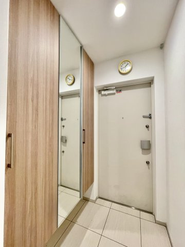 アルファステイツ高知駅前Ⅱの玄関|家族全員の靴を収納できる玄関収納です。姿見もあり、お出かけ前の身だしなみチェックにも便利です。