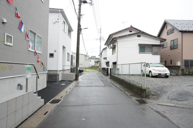 草加市谷塚町 新築分譲住宅 全2棟 1号棟の前面道路含む現地写真