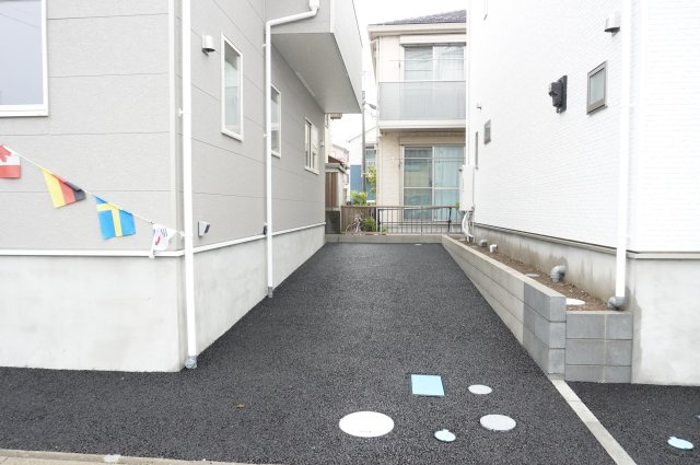 草加市谷塚町 新築分譲住宅 全2棟 1号棟の駐車場