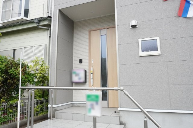 草加市谷塚町 新築分譲住宅 全2棟 1号棟の玄関