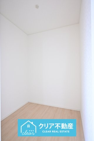 【洋室】 | 前橋市粕川町新屋第1　クレイドルガーデン | 季節外の洋服や冷暖房器具もしまっておける大容量の納戸付きです！