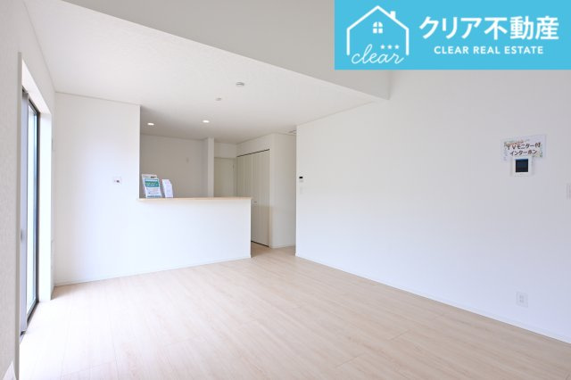 【居間・リビング】 | 前橋市粕川町新屋第1　クレイドルガーデン | 大型ＴＶも余裕で置けちゃう！ワイドなリビングで家族団らんの時間も増えそうですね♪