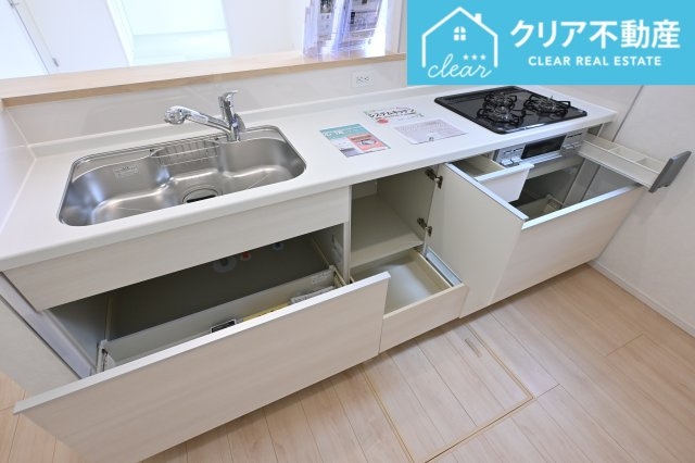 【キッチン】 | 前橋市粕川町新屋第1　クレイドルガーデン | スライド収納付きシステムキッチン。パスタ鍋や圧力鍋の出し入れもスムーズ！