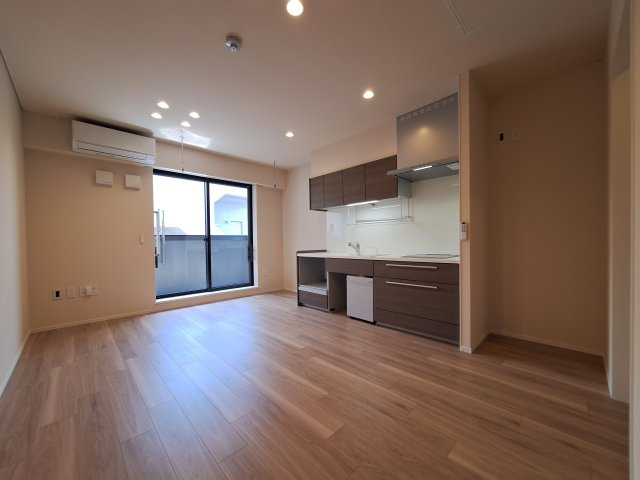 (シニア限定)Calme　eastの居間・リビング|柱の少ない四隅をしっかり使えるお部屋です