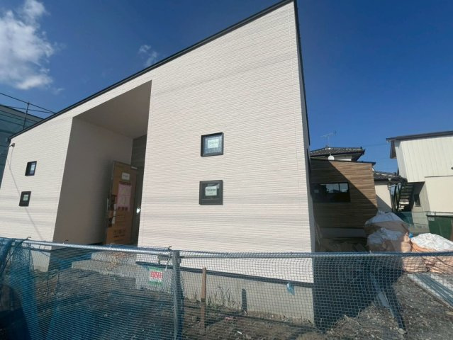 筑西市幸町　第１期　全3邸の外観|〇２号棟〇
片流れの屋根がお洒落な外観デザインです♪
2026年4月撮影