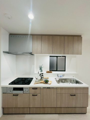 【キッチン】 | 鶴見区安田３丁目中古戸建 | 同時進行で調理ができる三口コンロ。