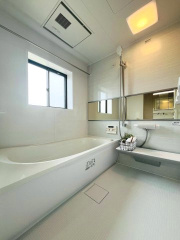 【浴室】 | 鶴見区安田３丁目中古戸建 | 白を基調とした清潔感のあるユニットバス。窓を開ければ自然な換気ができ、外気を感じながら湯船でくつろぐこともできます。