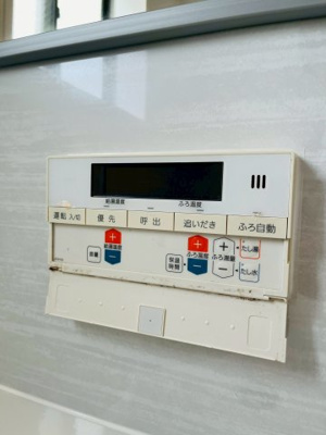 【発電・温水設備】 | 鶴見区安田３丁目中古戸建 | 帰宅時間がバラバラでも、いつでも暖かいお風呂に入れる追い焚き機能つき。