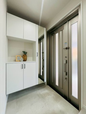 【玄関】 | 鶴見区安田３丁目中古戸建 | 毎日出迎えてくれる玄関ホール。採光部が広い親子ドアは玄関を明るくしてくれます。