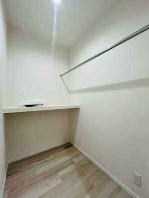 【収納】 | 鶴見区安田３丁目中古戸建 | 玄関入ってすぐの収納スペース。ハンガーをかけられるポールが設置されており、アウターをかけたり、除湿機を置いて室内干しに使ったりできそうです。