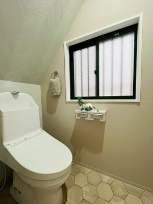 【トイレ】 | 鶴見区安田３丁目中古戸建 | トイレには大きめの窓があります。
