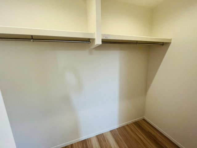筑西市幸町　第１期　全3邸の収納|〇３号棟　ウォークインクローゼット〇
パイプや枕棚で空間を立体的に使います。衣類の種類や使用頻度に合わせて整頓できます。
2026年4月撮影