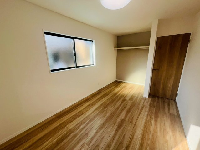 筑西市幸町　第１期　全3邸の洋室|〇３号棟　洋室　6.5帖〇
日差しが注ぎ、心地よい空間です。各居室に収納付きで住みやすさにこだわっています！
2026年4月撮影