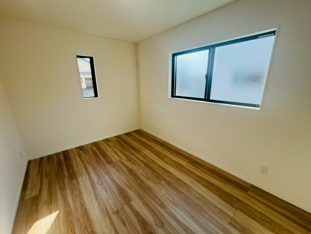 筑西市幸町　第１期　全3邸の洋室|〇３号棟　洋室　6.5帖〇
窓から明るい日差しが差し込みます♪
2026年4月撮影