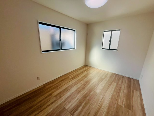 筑西市幸町　第１期　全3邸の洋室|〇３号棟　洋室　6.5帖〇
収納部屋としても、ご自身の好きなプライベート空間としてもご使用いただけます♪
2026年4月撮影