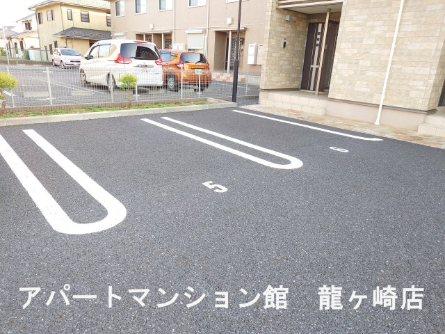 シェノンの駐車場