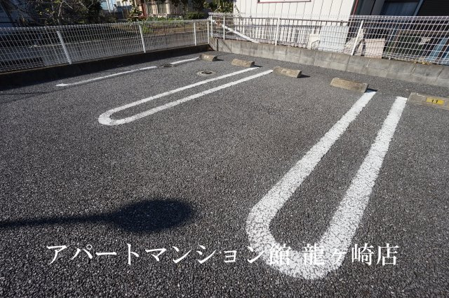 グリシーヌ・パレⅡＡ棟の駐車場