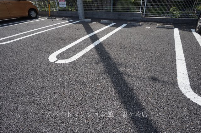 アイランドヒルズアミファイナルの駐車場