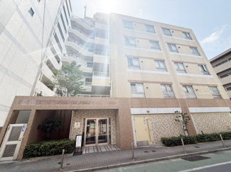 【外観】 | 手入れの行き届いた外壁やエントランスなど、「見ればわかる」レベルで清潔感を保ったマンションです。築年数を感じさせない姿で皆様をお出迎えします。～即日のご見学可能～　お問合せはお気軽にどうぞ。