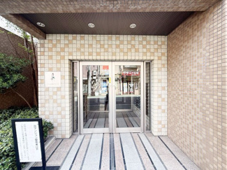 【エントランス】 | オートロックを備えた、マンションのエントランス。やはりセキュリティの観点は欠かすことができません。皆様を“安全”に送り出し、出迎えてくれます。～即日のご見学可能～　お問合せはお気軽にどうぞ。