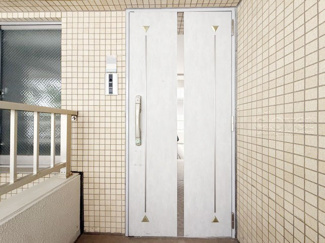 【その他共用部分】 | ダブルロック式の玄関ドアが皆様をお出迎え。お部屋のセキュリティの観点からも、うれしい設備ですね。玄関の色もシックで良い感じです。～即日のご見学可能～　お問合せはお気軽にどうぞ。