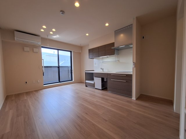 (シニア限定)Calme　eastの居間・リビング|柱の少ない四隅をしっかり使えるお部屋です