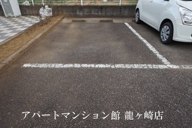 シャルマンメゾンＡの駐車場